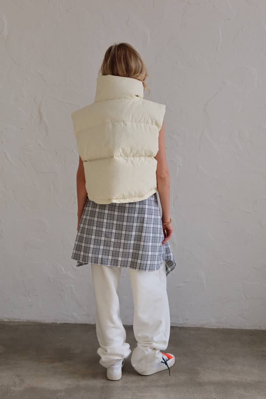 Shortened milk down vest