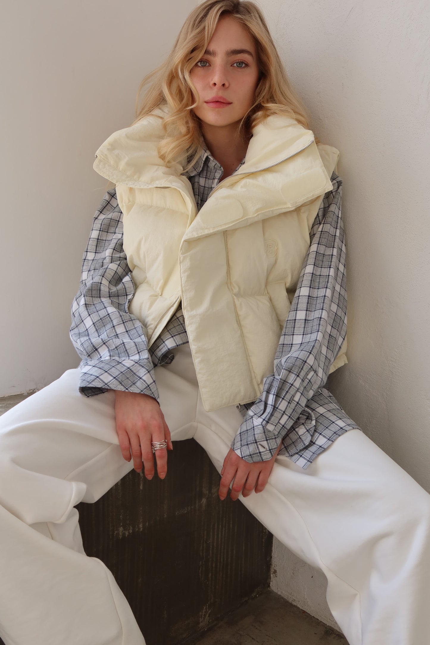 Shortened milk down vest