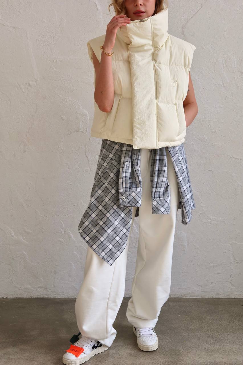 Shortened milk down vest